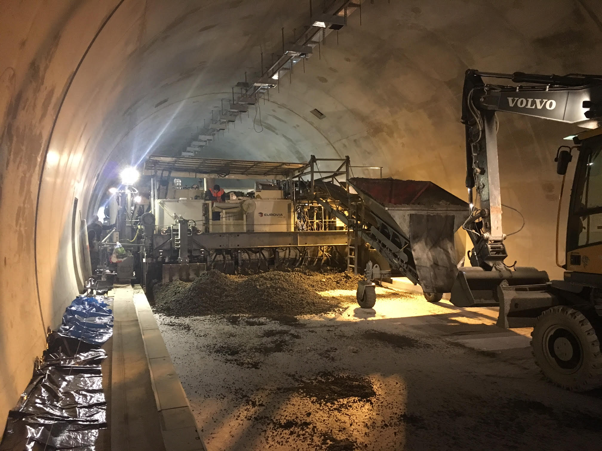 Pokládka betonu v tunelu Povážský Chlmec