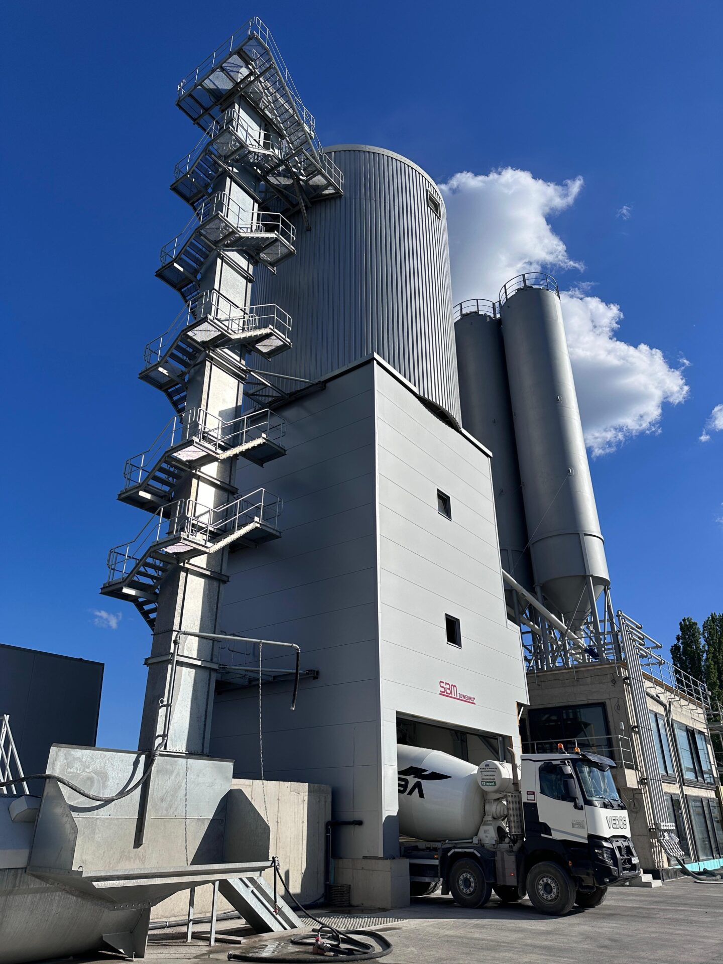 Bau von Volvo Car Košice aus Betonwerken von SBM